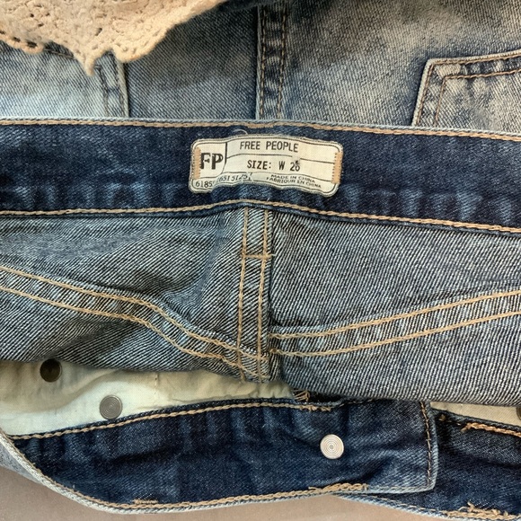 #79 EUC Free People Jean Shorts With White Distressed Lace Size 28 - Picture 5 of 5